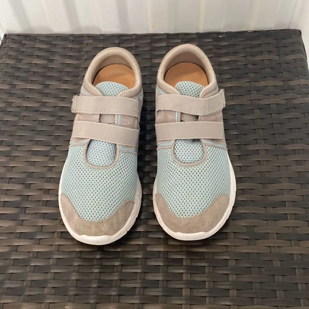 Vionic sneakers women’s size 9.5 ￼